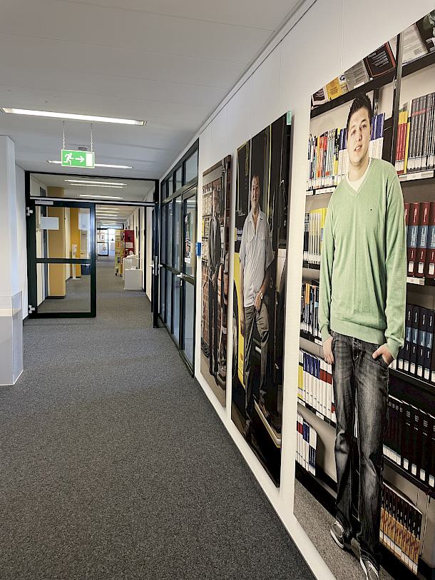 Schüler:innen besuchen die Ausstellung im DOMiD (eigene Aufnahme)